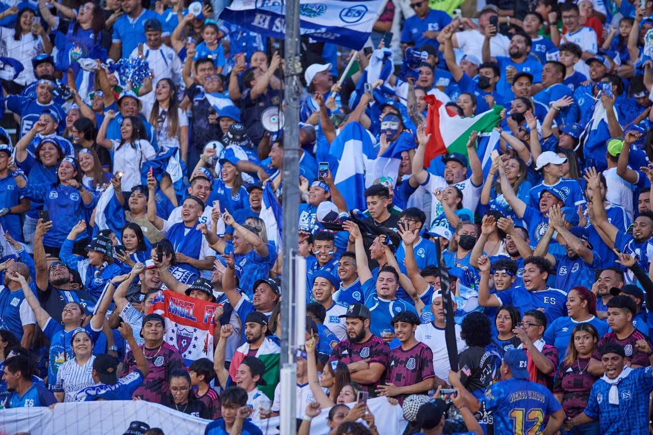 Algo extraño ocurrió y es que México no fue local en Estados Unidos, pues hubo mayoría salvadoreña en las tribunas.