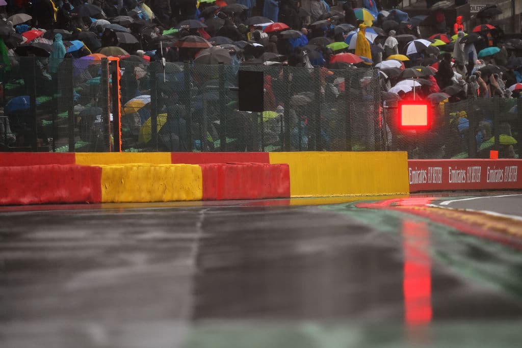Tras hora y media de retraso por cuestiones climáticas, el Gran Premio de Bélgica se registra como el más corto en la historia, pues tras tres vueltas del circuito y con safety car, se decidió dar por terminada la carrera y sólo se les dará la mitad de puntos a los pilotos. Max Verstappen fue el ganador del circuito, pues fue el primero en partir tras lograr la pole position.