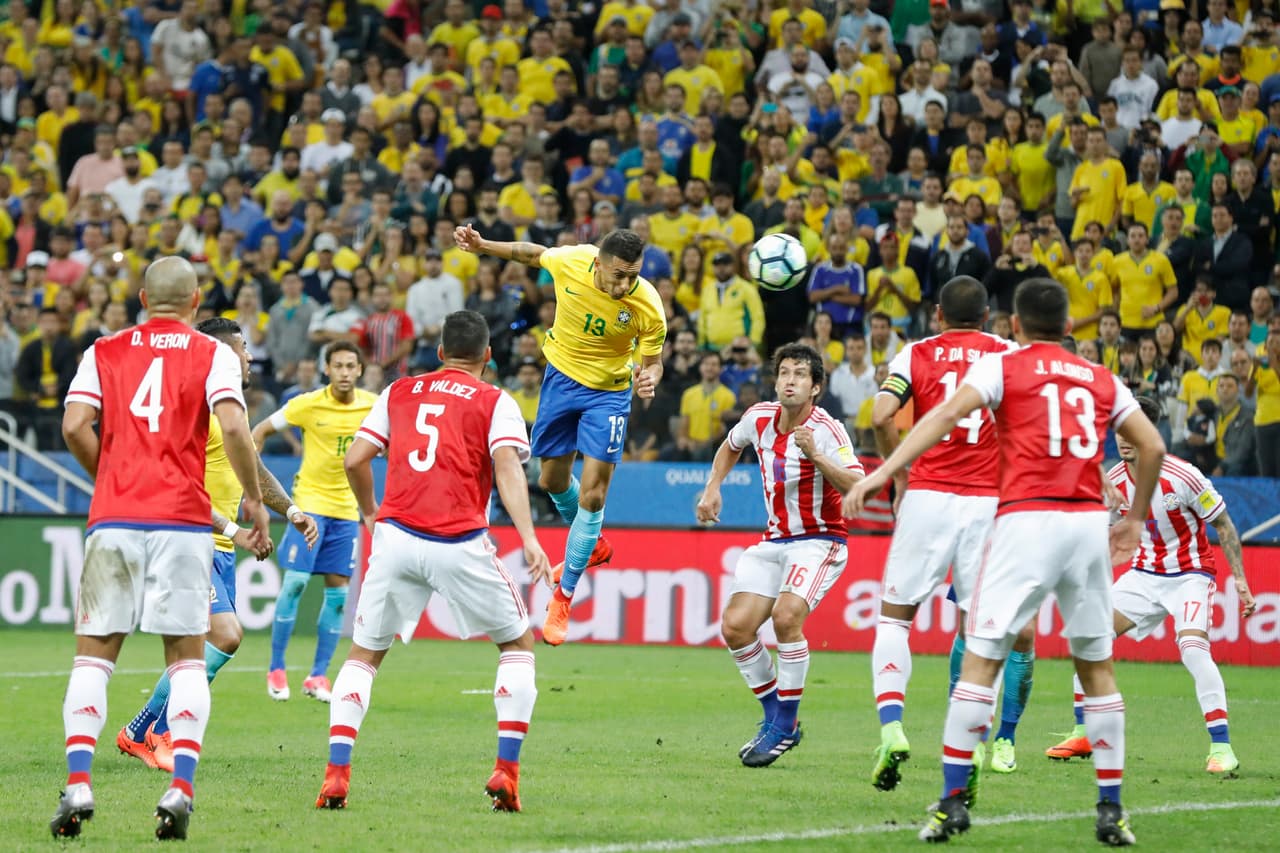 Brasil buscó por medio del juego aéreo alternativas ante la defensa aplicada de los visitantes, pero sin éxito.