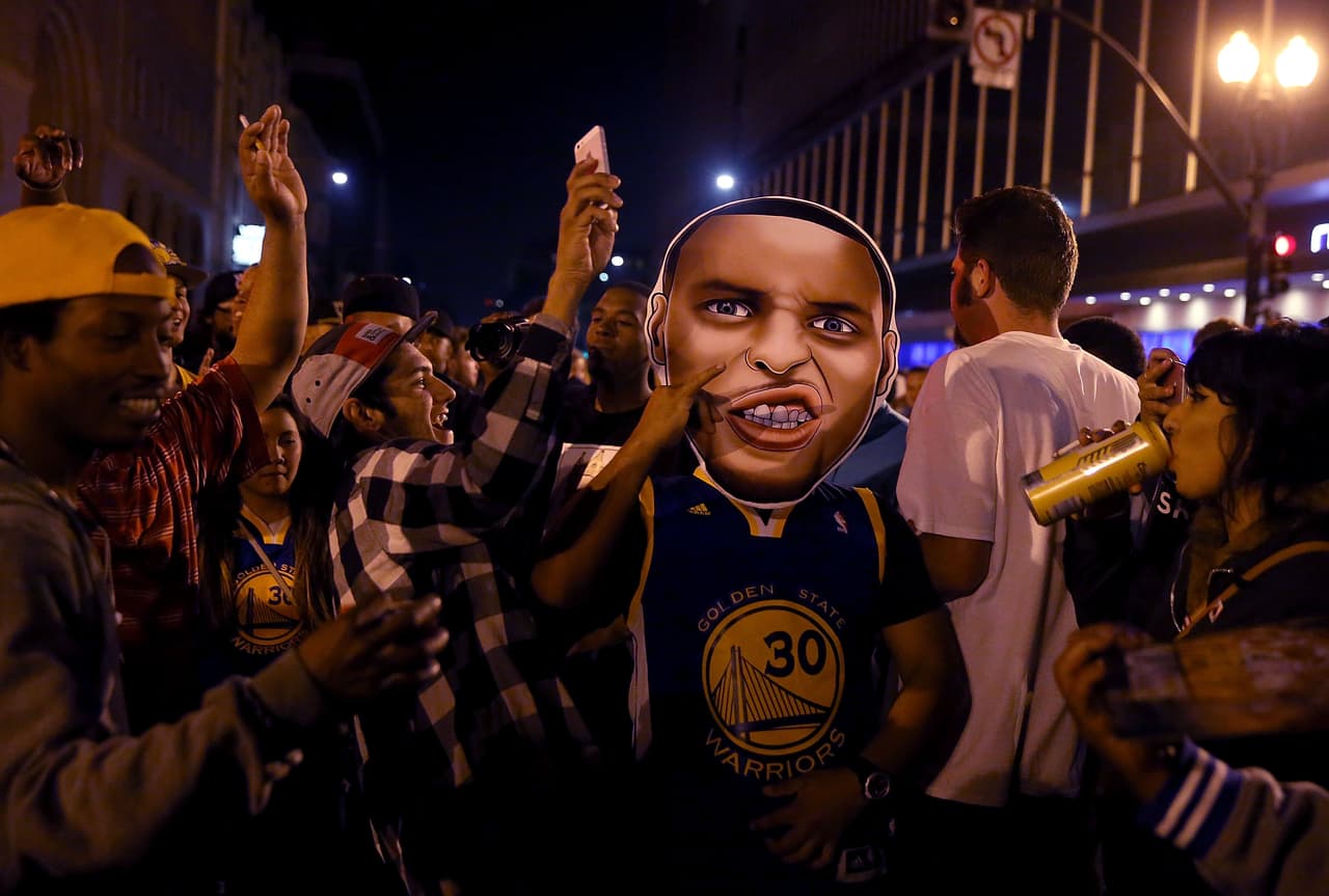 Fans de los Golden State Warriors celebraron en las calles de Oakland