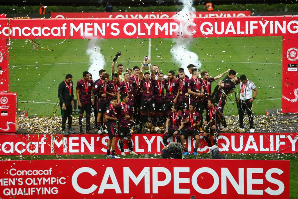 México celebra en el EStadio su Jalisco su tercer título al hilo del Preolímpico masculino, Alexis Vega recibió el Balón de Oro al mejor jugador del troneo y Sebastián Córdova se quedó con la bota de oro luego de quedar como campeón de goleo del certamen.
