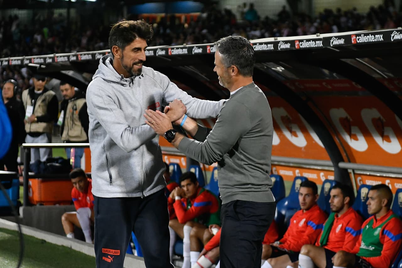 Los entrenadores se saludaron antes dle inicio del partido.