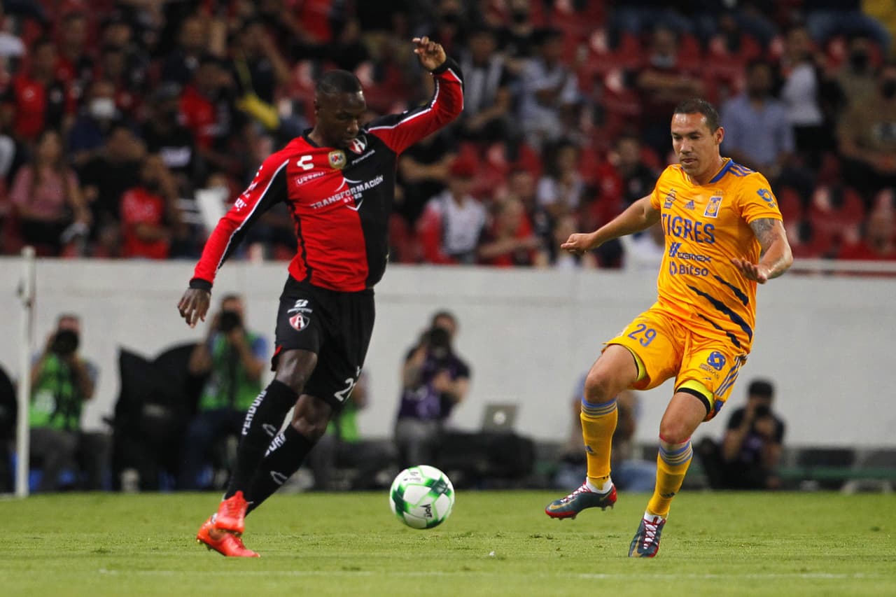 Atlas hizo valer su condición de local en el Estadio Jalisco y lleva ventaja para la vuelta de la Semifinal ante Tigres en el Universitario.