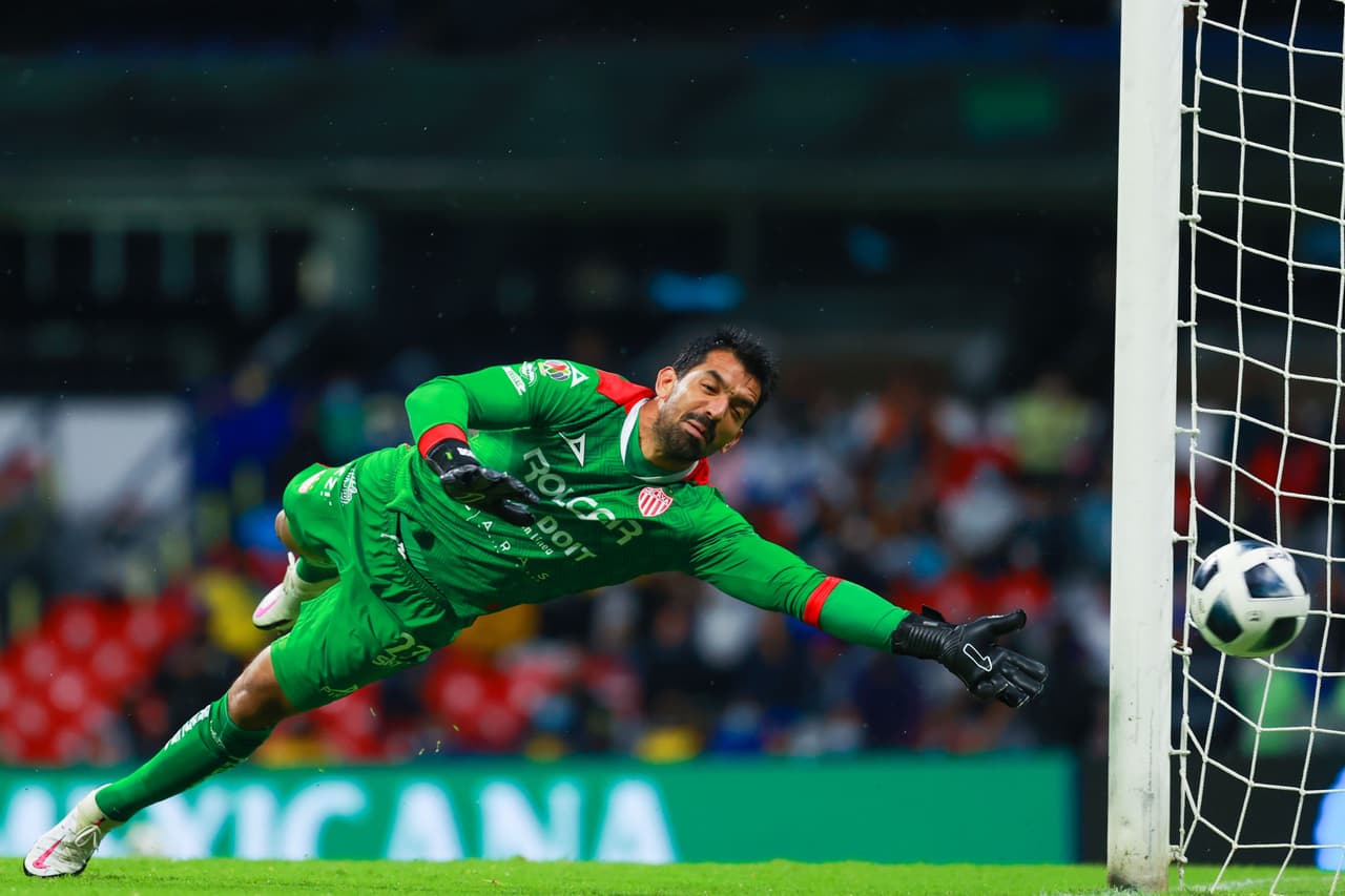 Edgar Hernández salvó al Necaxa del 2-0 en contra al detener un disparo sorpresivo de Miguel Layún.