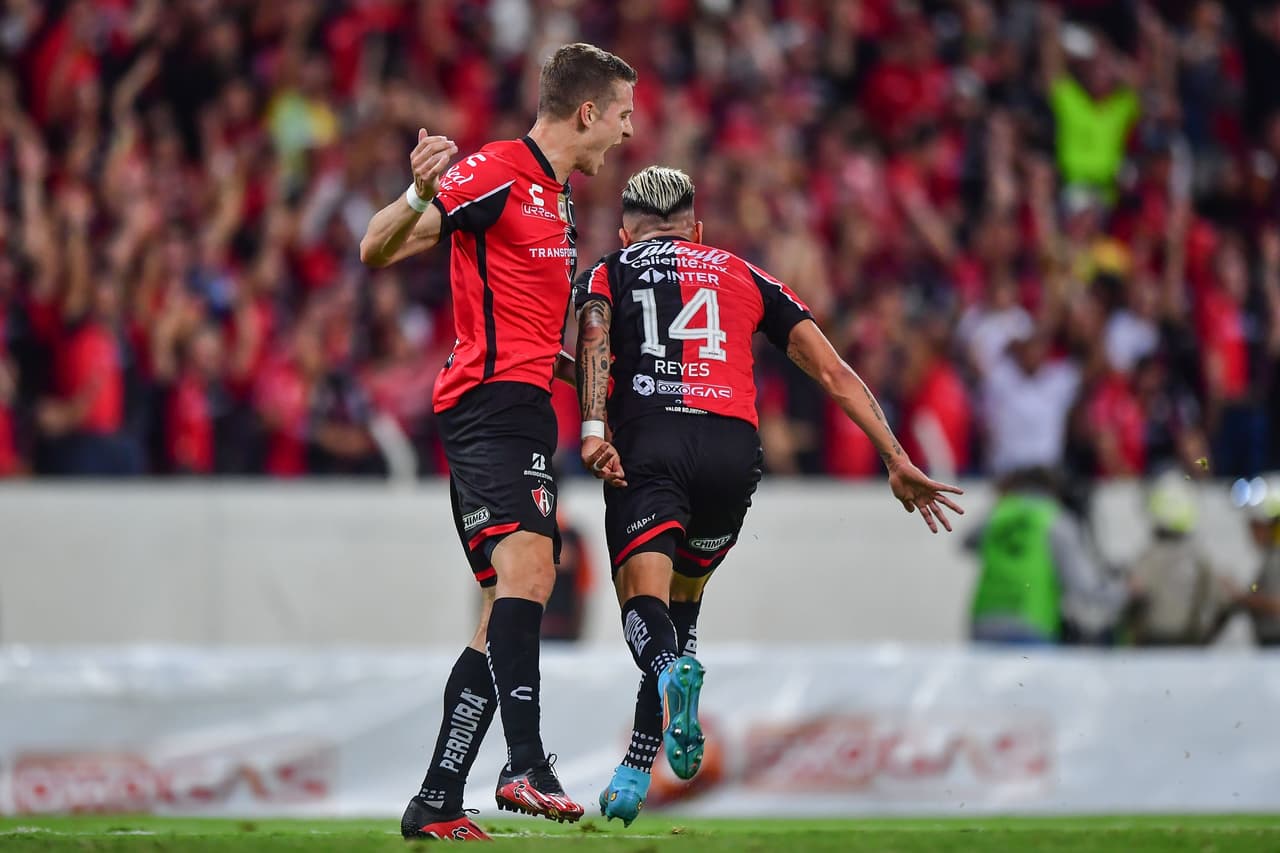 Luego de media hora sin emociones, Luis Reyes despertó al Jalisco al abrir a la banda y rematar el centro con la frente para el 1-0 de Atlas.