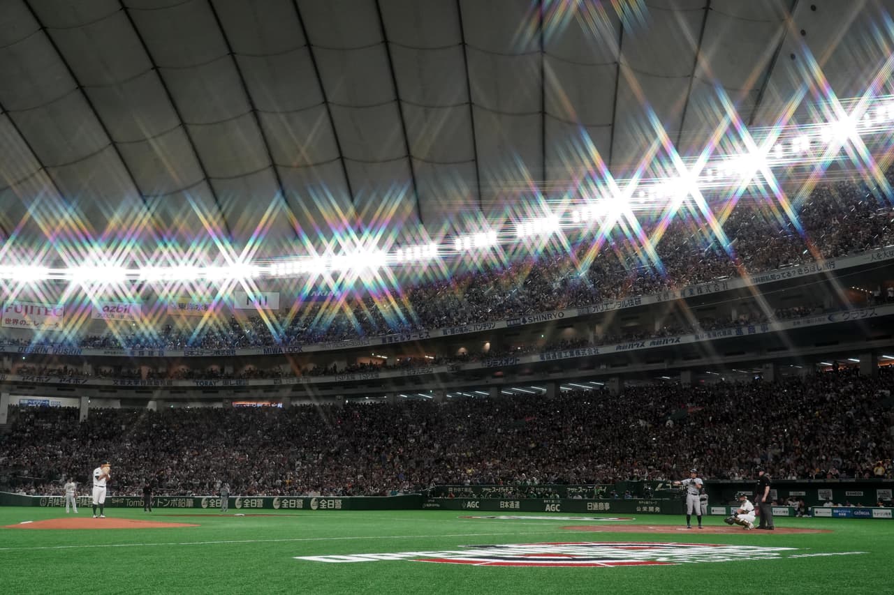 El Tokyo Dome se vistió de gala para una jornada especial de béisbol de la MLB y japonés, con el retiro de Ichiro Suzuki. Además de los miles de aficionados que colmaron las tribunas y no dejaron de apoyar, también estuvieron exjugadores como Keb Griffey (Mariners) y Kaiichi Yabu (Athletics), así como el Jim Mullen, CEO de MGM Resorts.