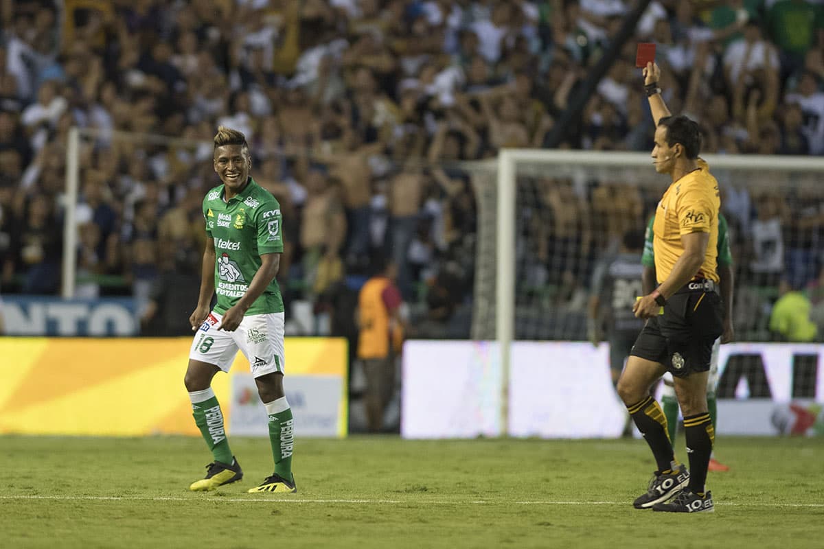El juez central también decidió expulsar al mediocampista peruano Pedro Aquino (izquierda) al minuto 61.