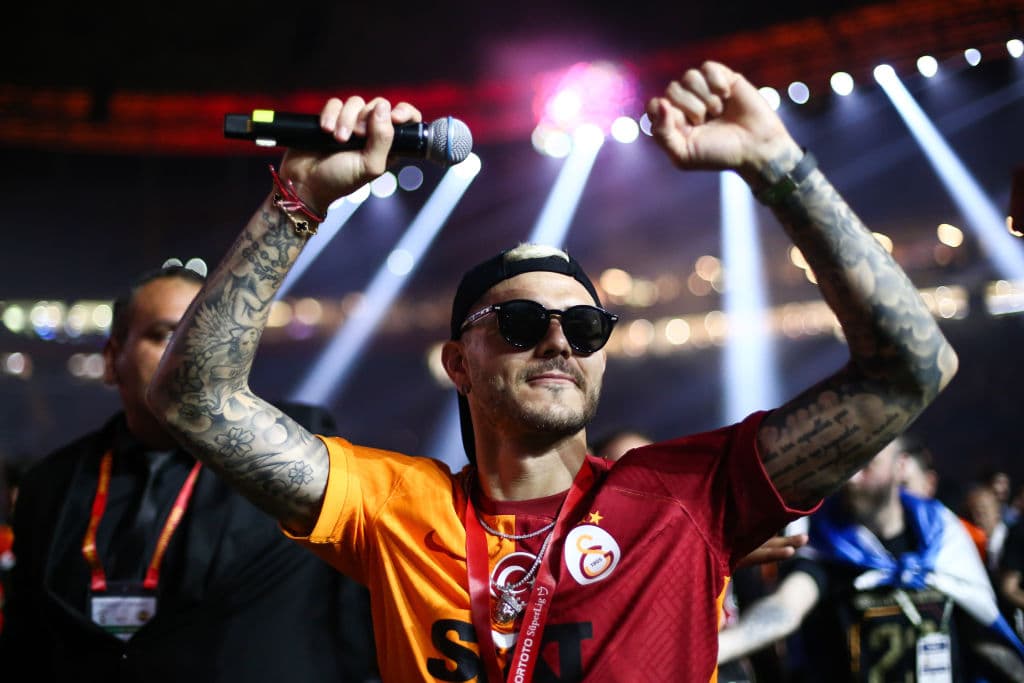 Mauro Icardi recibe brutal recepción triunfal de los fan del Galatasaray
