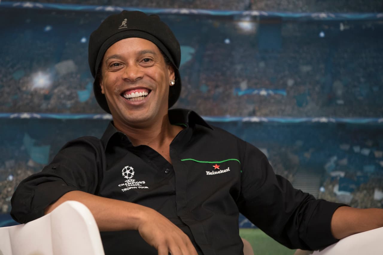 Ronaldinho mantiene 'gira mundial' pese a tener retenido el pasaporte