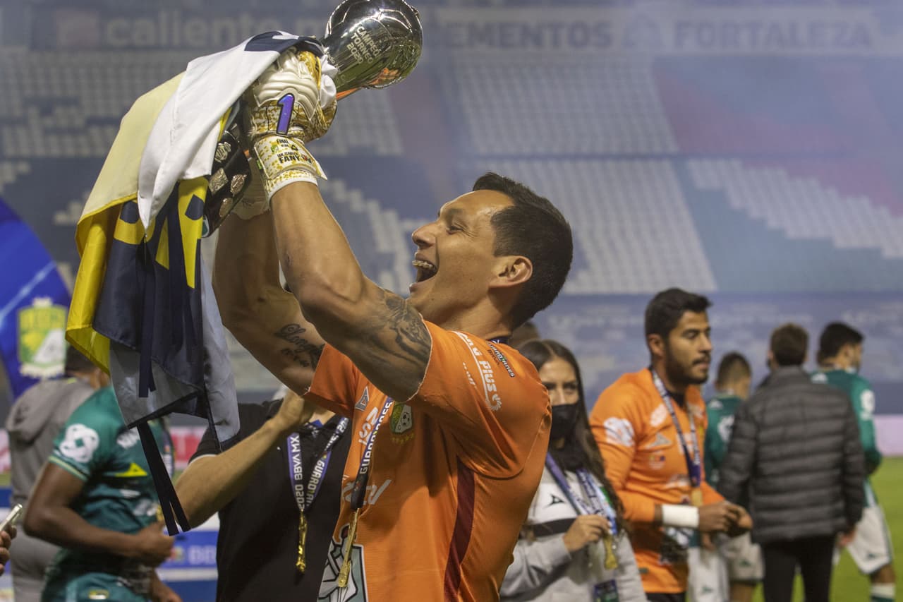 Así celebra León su nuevo campeonato del futbol mexicano en el estadio Nou Camp.