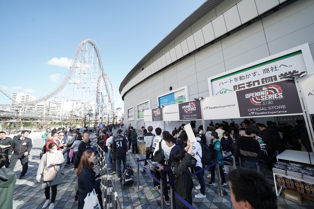 El Tokyo Dome se vistió de gala para una jornada especial de béisbol de la MLB y japonés, con el retiro de Ichiro Suzuki. Además de los miles de aficionados que colmaron las tribunas y no dejaron de apoyar, también estuvieron exjugadores como Keb Griffey (Mariners) y Kaiichi Yabu (Athletics), así como el Jim Mullen, CEO de MGM Resorts.