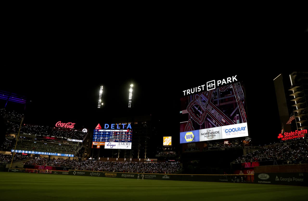 Con la presencia del expresidente, Donald Trump en el Truist Park, los Atlanta Braves remontaron dos carreras de Altuve y con los batazos de Rosario, Swanson y Soler se pusieron a un triunfo de conseguir el título 2021 de la Serie Mundial.