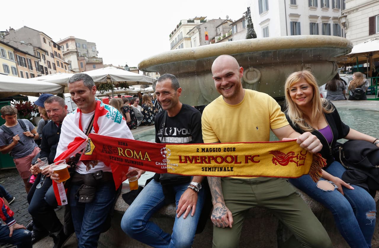 Los aficionados del Liverpool se tomaron las calles de Roma y montaron una gran fiesta en la previa del partido de Champions League entre su equipo y la Loba. Familiares, amigos, recién conocidos, todos se unieron para teñir de rojo la capital italiana.