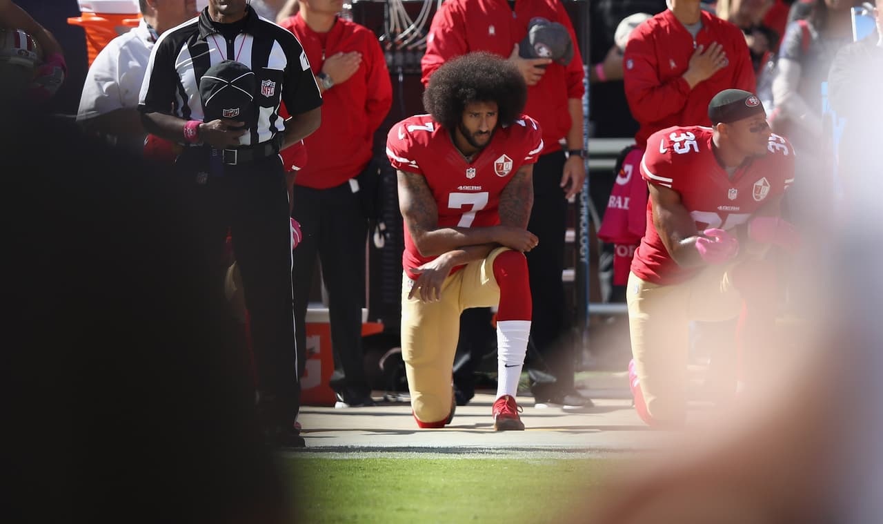 La novela alrededor de Colin Kaepernick tuvo un nuevo capítulo cuando se conoció que el jugador que primero se arrodilló en NFL durante el himno como protesta ante la lucha contra el racismo en los Estados Unidos.