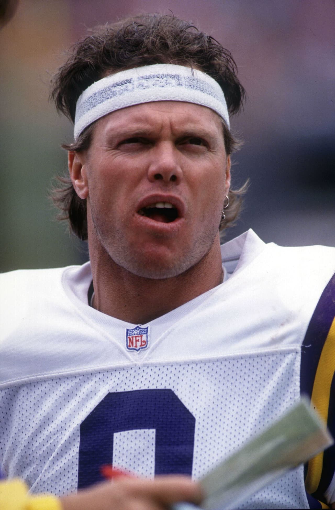 A la jornada siguiente, McMahon salió con una cintilla que decía 'Rozelle' como muestra de protesta por lo que el jugador consideró "pequeñeces" corporativas de la NFL.