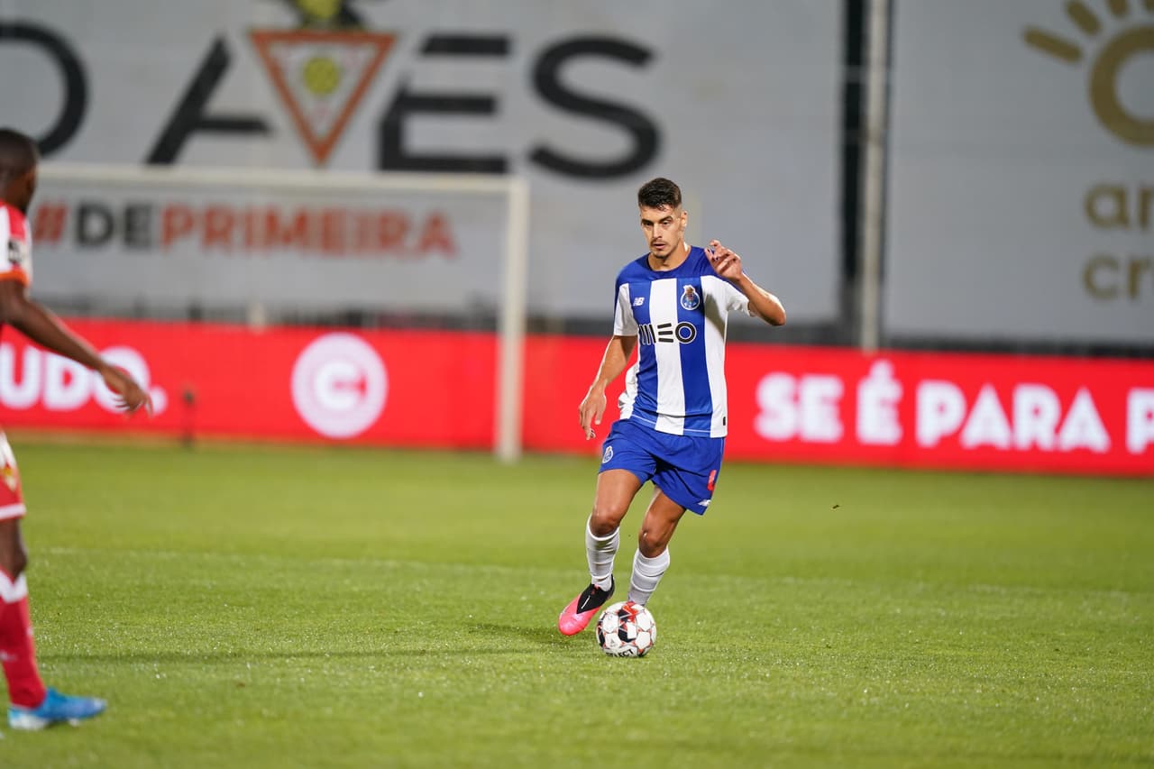 Porto no puede en su visita al CD Aves y terminan empatando 0-0. Al minuto 22 Zé Luís tuvo la oportunidad desde los once pasos, pero no logra aprovechar y el balón termina en las manos del arquero.