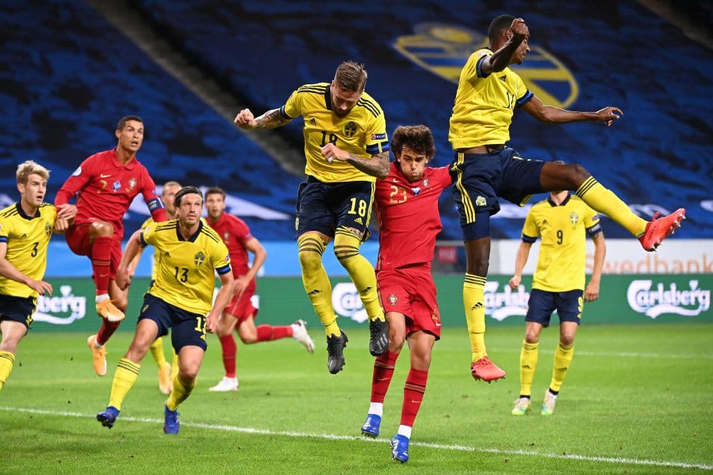 Guerreiro la estrella en el palo de la portería. Gran oportunidad sin llegar al gol.