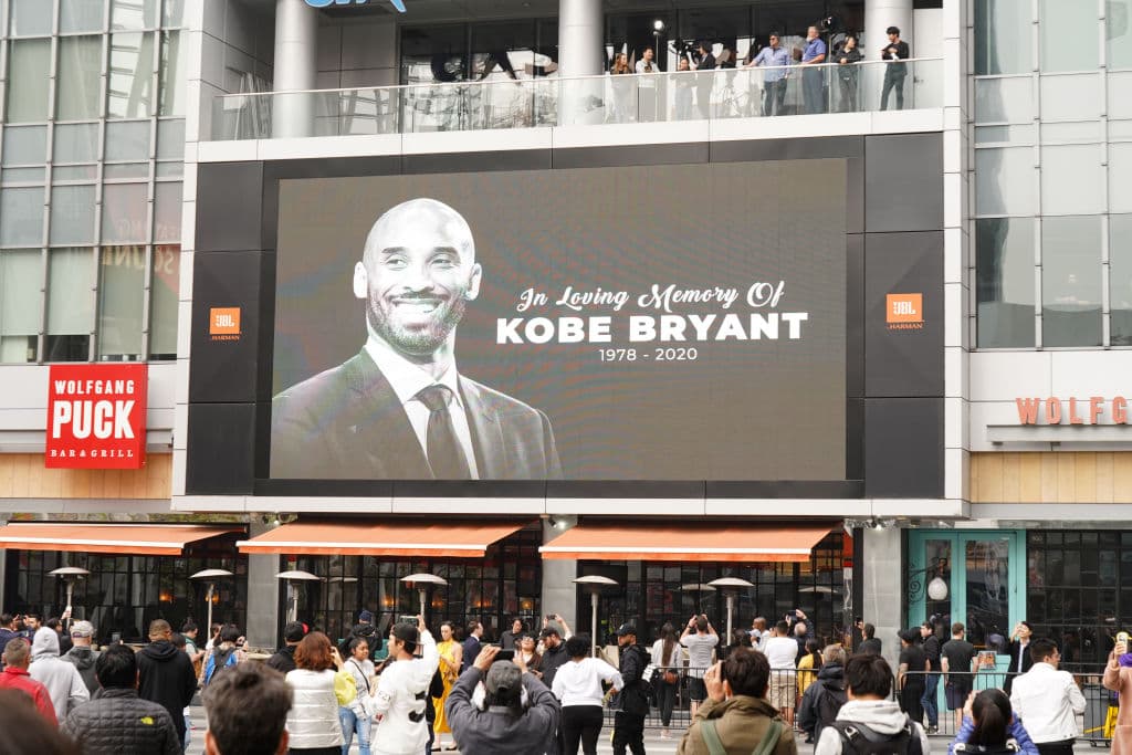 Aficionados se acercaron al Staples Center, entre lagrimas e indredulidad para dejar flores por la muerte de Kobe Bryant.