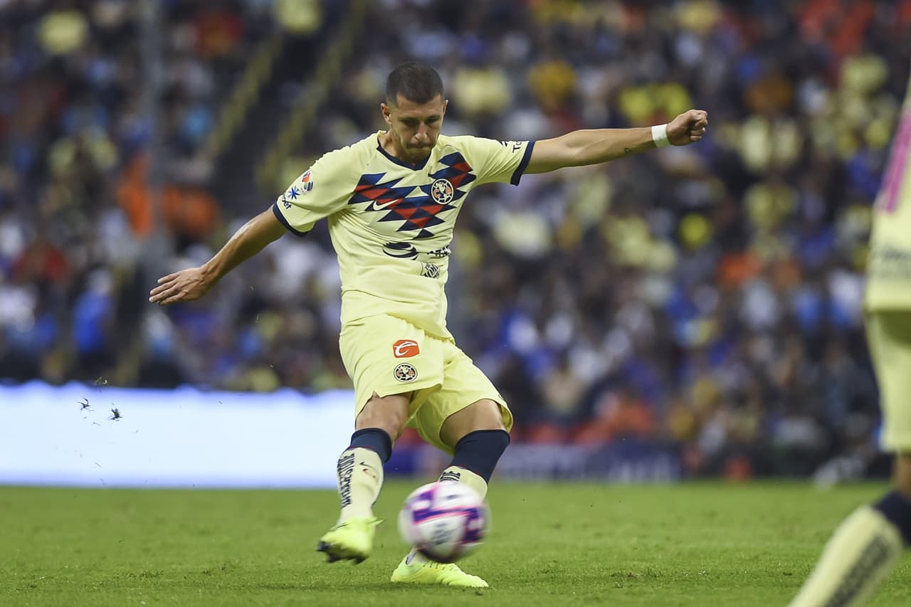 Debutó en el futbol profesional con el River Plate, siempre peleó por la titularidad, pero nunca pudo quedarse con ella.