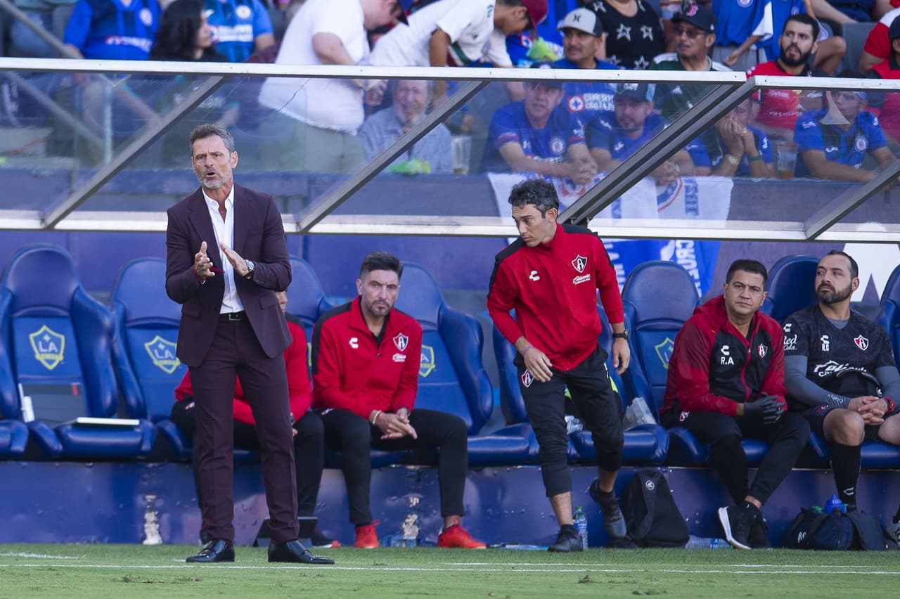 Julián Quiñones pasó de héroe a villano en cuestión de minutos, pues marcó el gol para empatar 2-2 en el tiempo reglamentario, pero voló el último cobro en los penales para darle el triunfo a Cruz Azul.