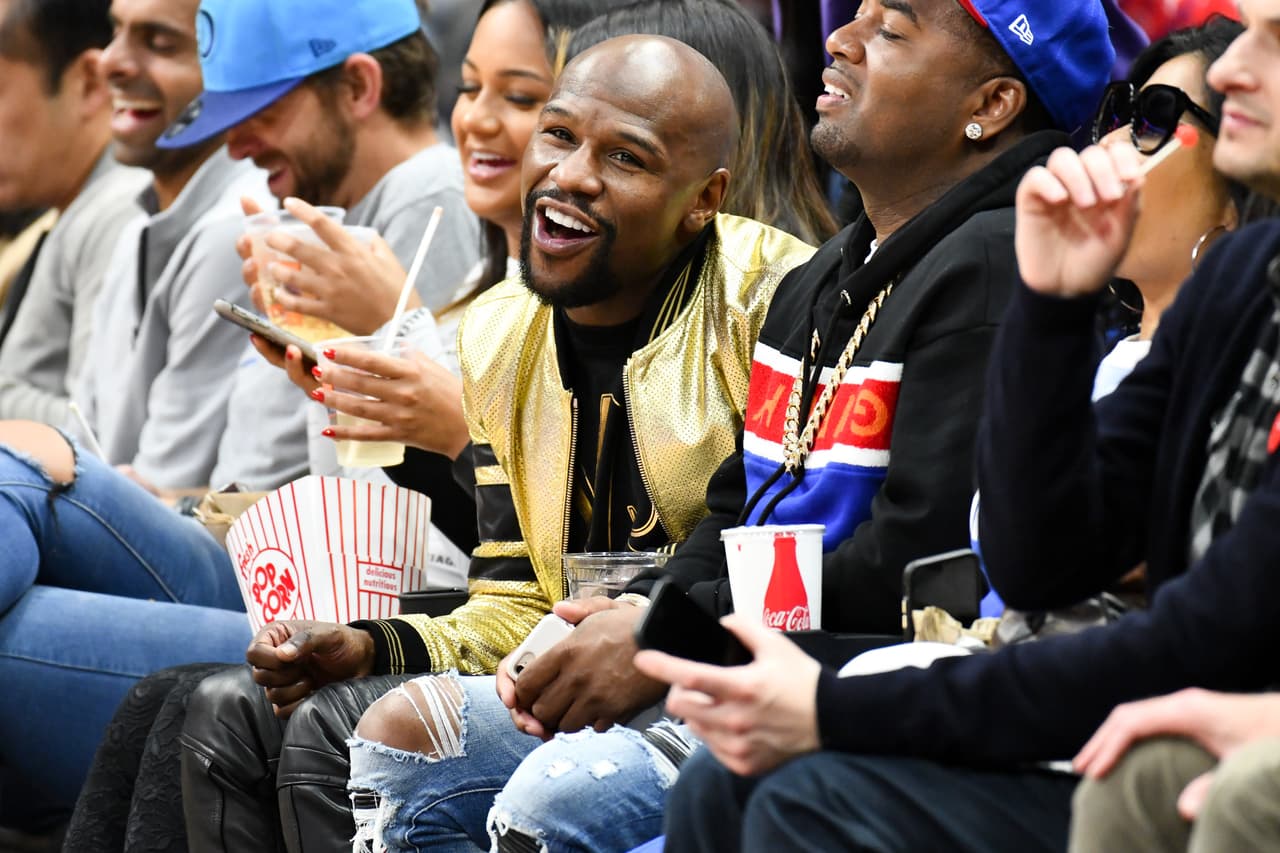 El triunfo de los Clippers en la noche del lunes, en Staples Center, contó con la presencia de varias celebridades entre las cuales se destacan Elgin Baylor (ex NBA), Ben Schwartz (actor), Billy Crystal (actor), Adam DeVine (actor), Chloe Bridges (actriz), P-Reala (rapero) y Floyd Mayweather Jrl (boxeador).