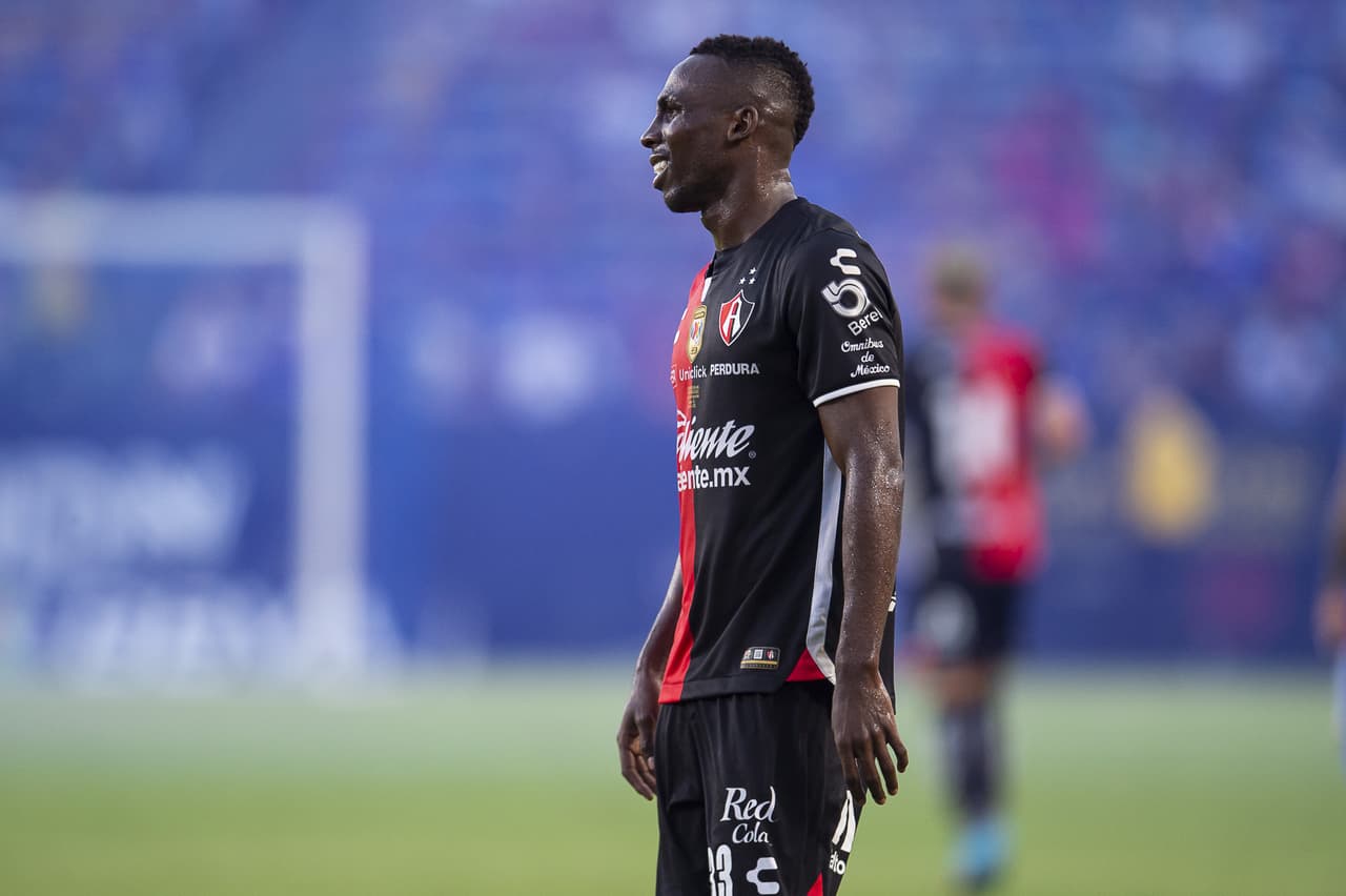 Julián Quiñones pasó de héroe a villano en cuestión de minutos, pues marcó el gol para empatar 2-2 en el tiempo reglamentario, pero voló el último cobro en los penales para darle el triunfo a Cruz Azul.