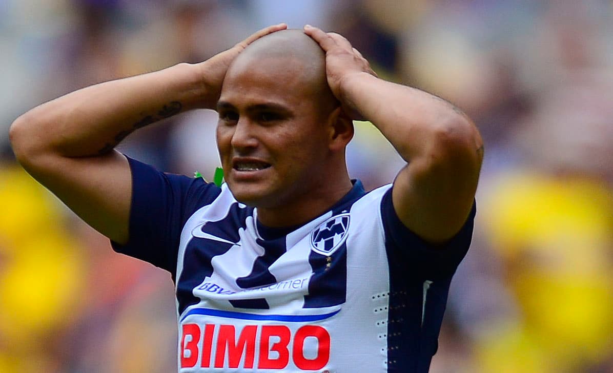 El emotivo mensaje del Monterrey al 'Chupete' Suazo tras lesión que pone en riesgo su carrera