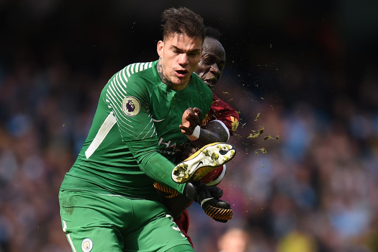 La caída de Ederson fue inmediata luego de semejante impacto de su rival.