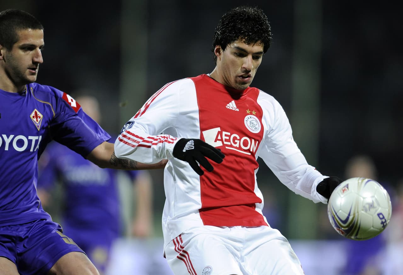 Debutó con Nacional de Uruguay en 2005 y ya a sus 19 años fue traspasado Groningen de Holanda, donde solo duró un año antes de ser traspasado al Ajax holandés, en el que sería figura.