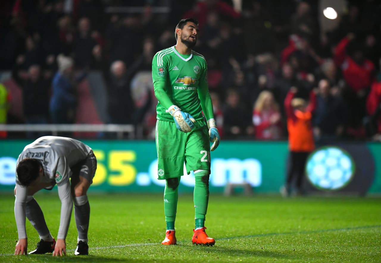 El arquero Sergio Romero es un jugador con poca frecuencia en el Manchester United y cuando tiene la oportunidad en el arco sus actuaciones son poco favorables.