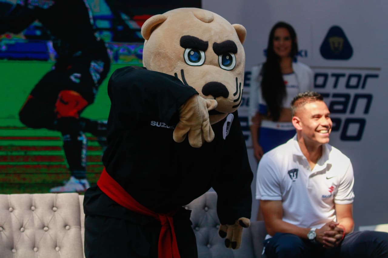 Los miembros de Pumas UNAM recibieron en la Cantera de su marca patrocinadora Suzuki vehículos de la misma gama de colores gris, blanco y rojo, a excepción del DT que recibió uno sport.