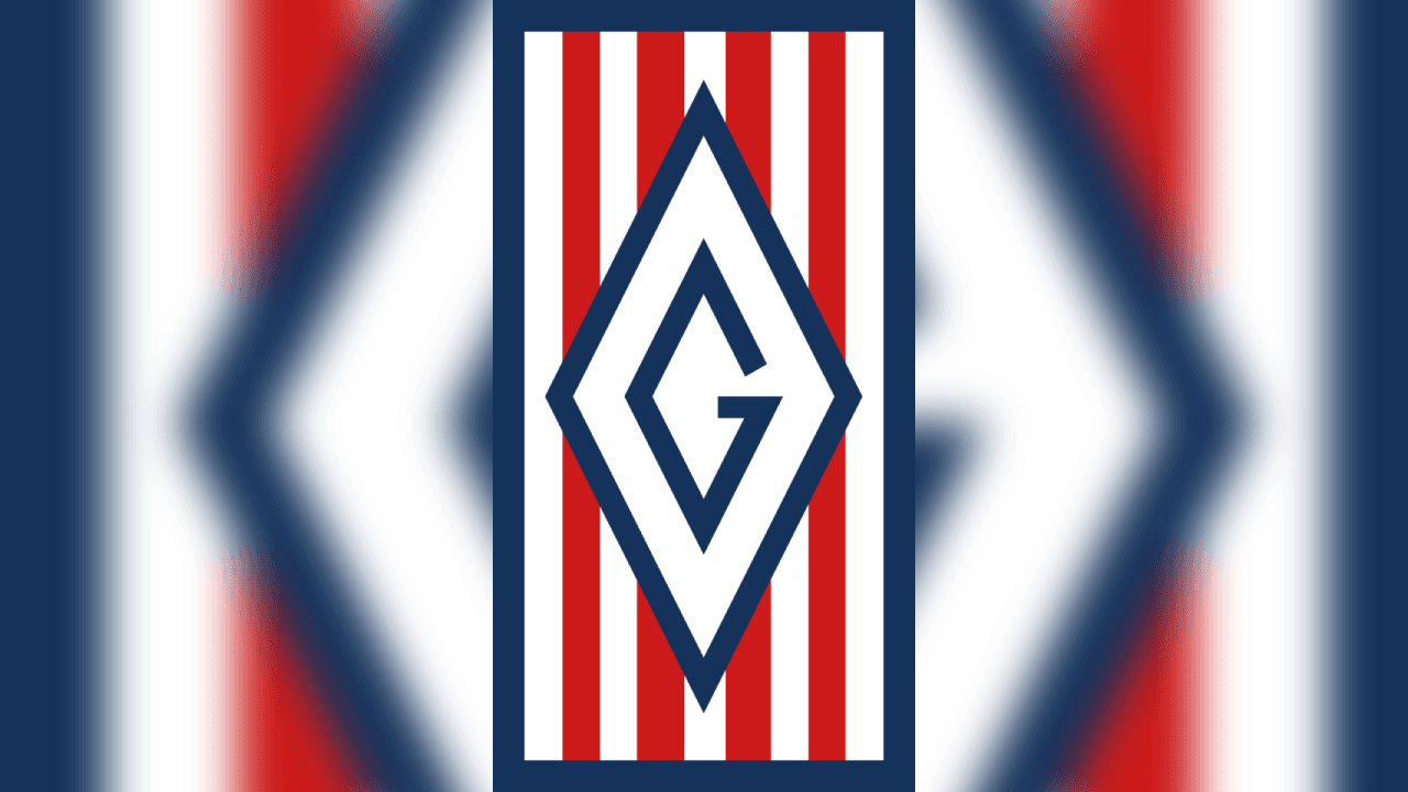 <b>Escudo Chivas 1917</b>
<br>- Cambio de escudo totalmente que genera la impresión de un wallpaper.
<br>- Conformadoo por un rectángulo en posición vertical, con cinco líneas blancas y cuatro rojas de fondo, sobre ellas un rombo blanco con contorno azul marino que a su vez contenía a una letra G del mismo color. El escudo fue utilizado de nuevo en el año 2015, cuando se colocó en el uniforme de visita que se utilizaría el equipo esa temporada.