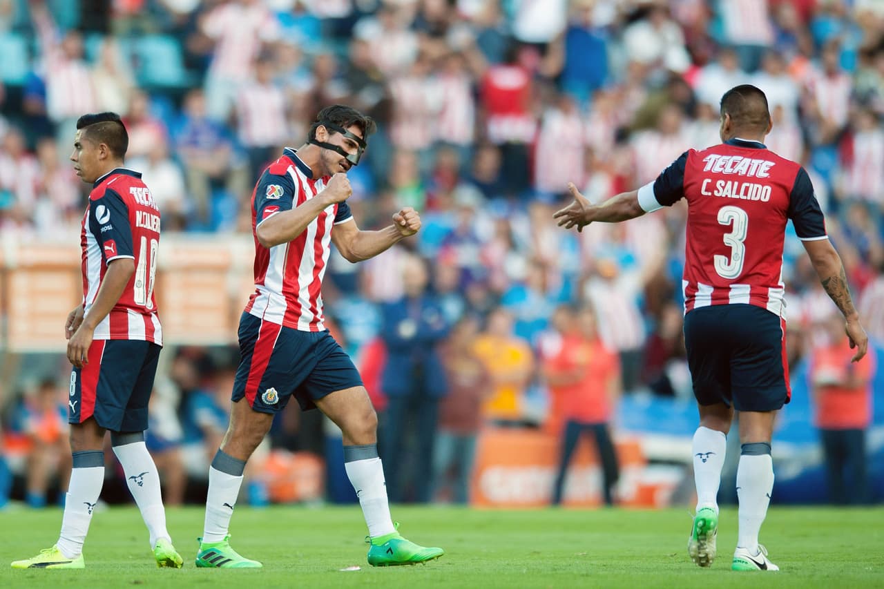 Action photo during the match Cruz Azul vs Guadalajara, Corresponding 15th round of tournament Clausura 2017 of the League BBVA Bancomer MX, at Azul Stadium. Foto de accion durante el partido Cruz Azul vs Guadalajara, Correspondiente a la Jornada 9 del Torneo Clausura 2017 de la Liga BBVA Bancomer MX, en el Estadio Azul, en la foto: Gol Oswaldo Alanis Chivas 22/04/2017/MEXSPORT/Victor Leon
