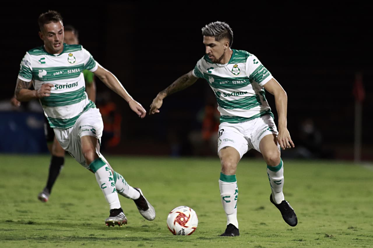 La más clara del partido llegó para Santos, pero no hubo conexión entre los atacantes.