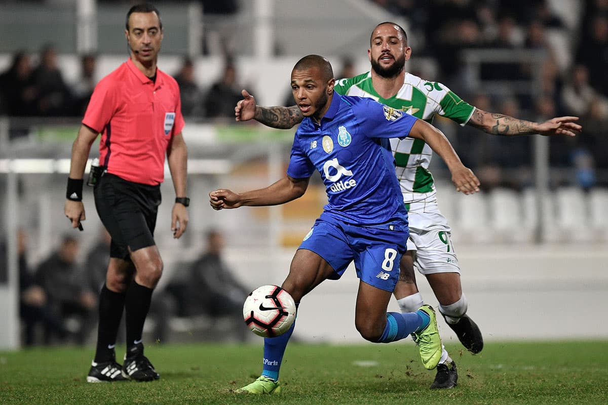 El empate asegura al Porto como líder con 51 puntos, pero el Benfica puede quedar a uno de distancia si vence al Nacional Madeira este domingo.