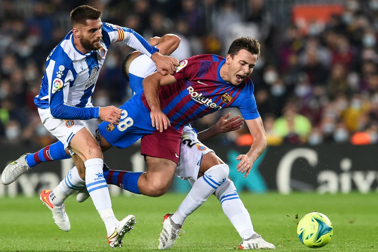 El compromiso de inicio de forma respira con entradas fuertes en el mediocampo ante el intento del Barcelona de hacerse con el esférico.