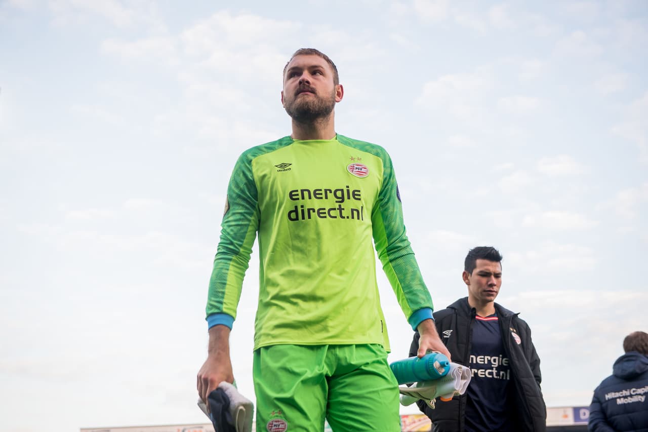 PSV Eindhoven al final sigue arriba luego de que Ajax, que estuvo por algunos minutos de líder gracias a la igualdad de puntos y mejor diferencia de gol, no pasó del empate tampoco.