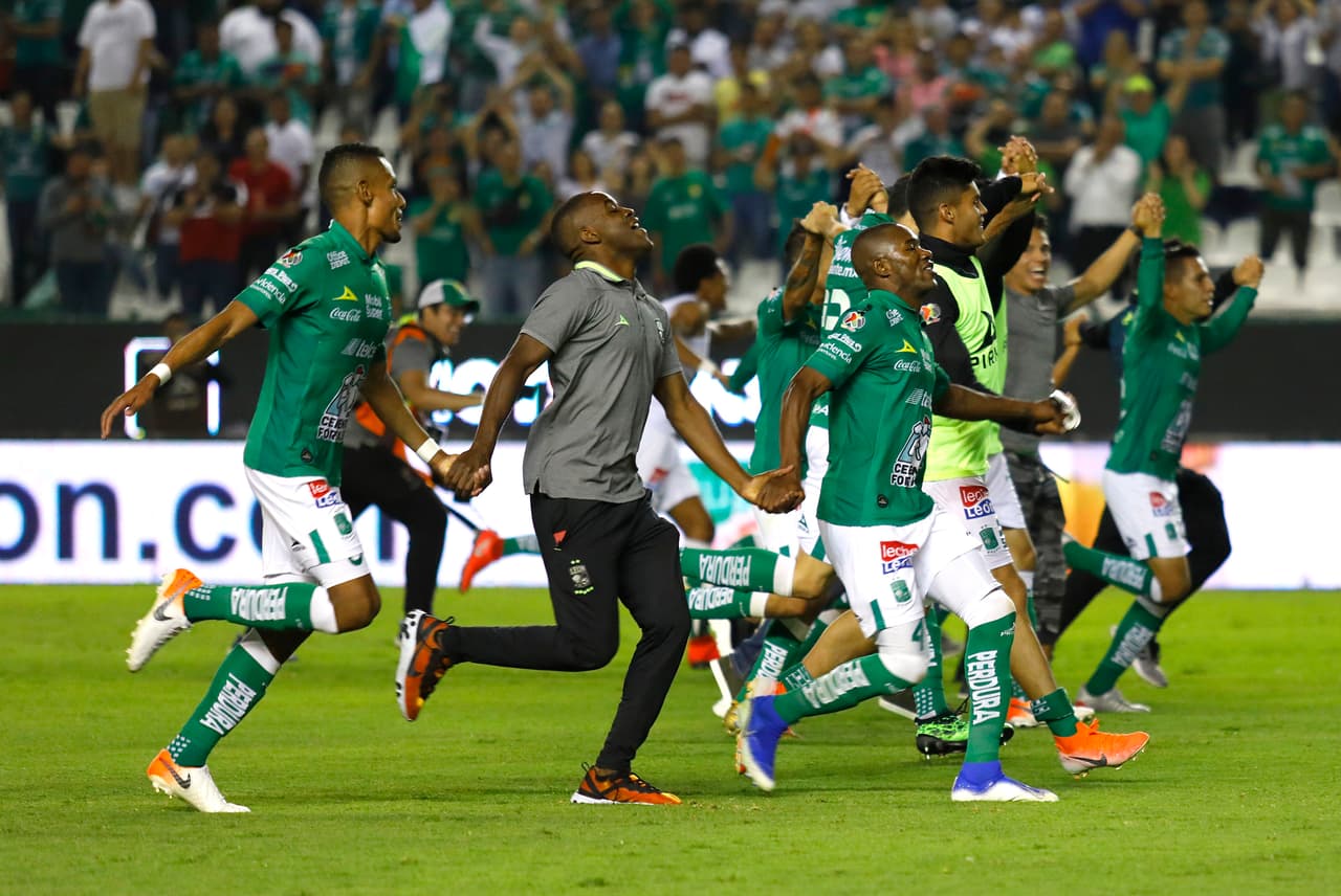 Los jugadores del Léon celebran la clasificación a la Final del
<a href="https://www.univision.com/deportes/futbol/liga-mx/*">Clausura 2019</a> en el que se enfrentarán con Tigres, comenzando el el 'Volcán' y cerrando en casa.