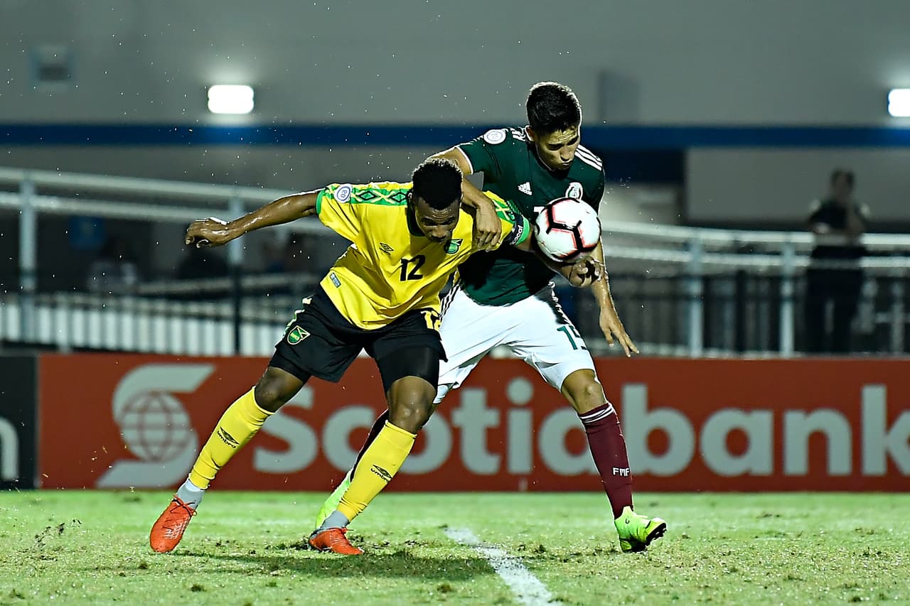 Pero a los 21 minutos vino el primer gol del partido tras una gran jugada individual de Diego Lainez, quien metió un centro venenoso al área jamaquina.