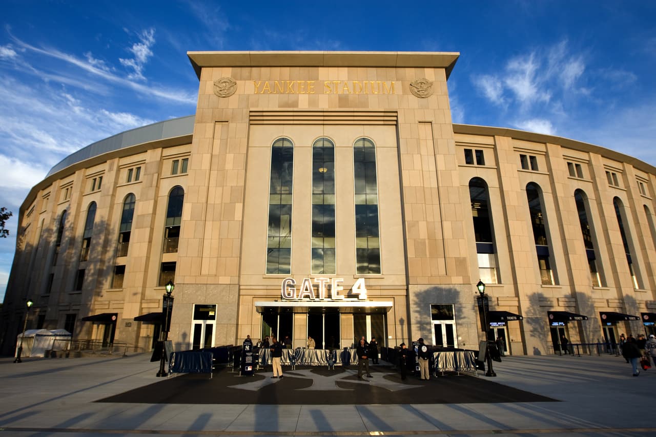 El nuevo estadio tiene un área conocida como "Monument Park" detrás del muro del jardín central. Monument Park
<b>tiene monumentos que honran a los buenos jugadores de los Yankees de años anteriores.</b> Monument Park está abierto antes de que comience el juego.