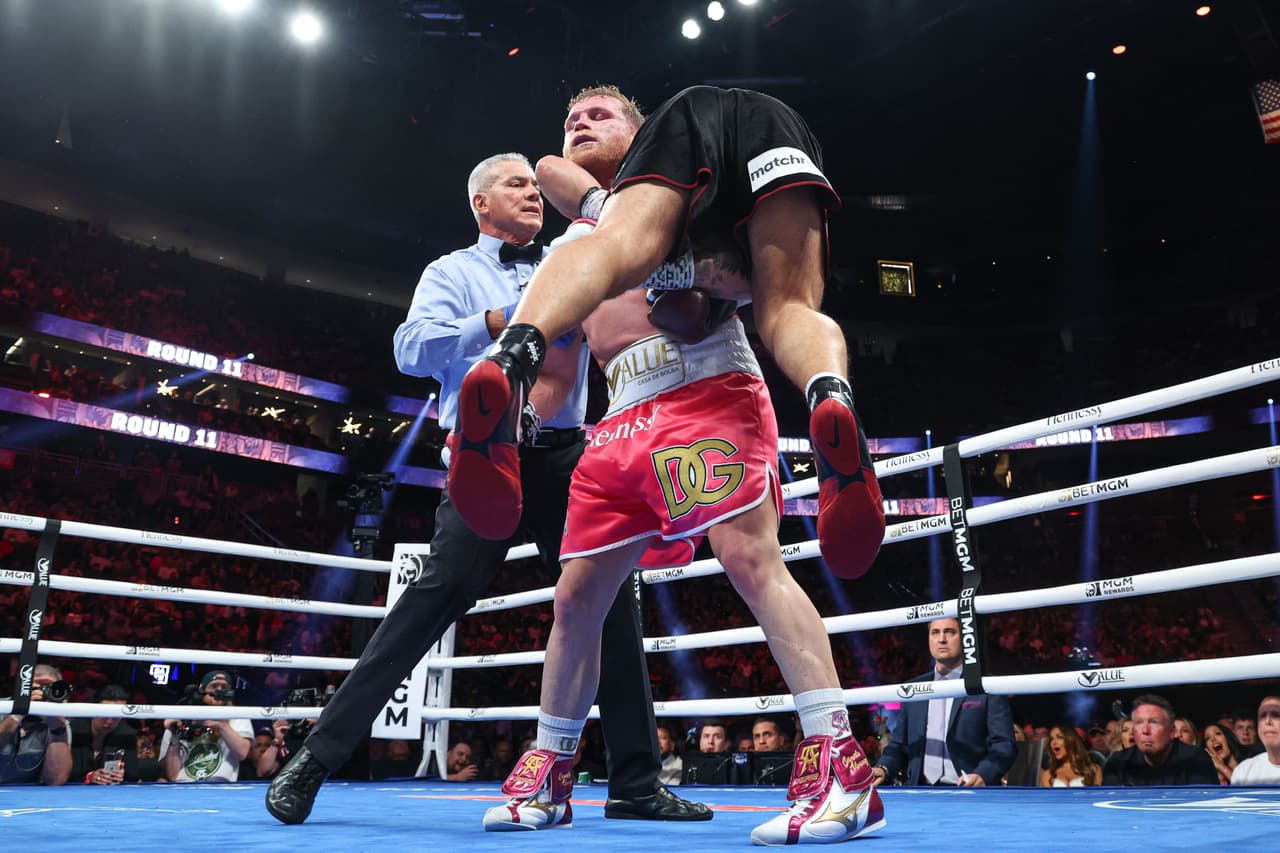 Dmitry Bivol hizo una gran pelea y dejó sin argumentos al Canelo que se apuntó su segunda derrota como profesional.