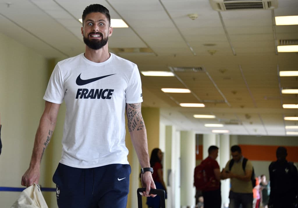 Olivier Giroud, campeón con Francia sin realizar ningún remate directo al arco, parece estar más fuera que adentro en Chelsea porque el nuevo técnico Maricio Sarri no contaría con sus servicios.