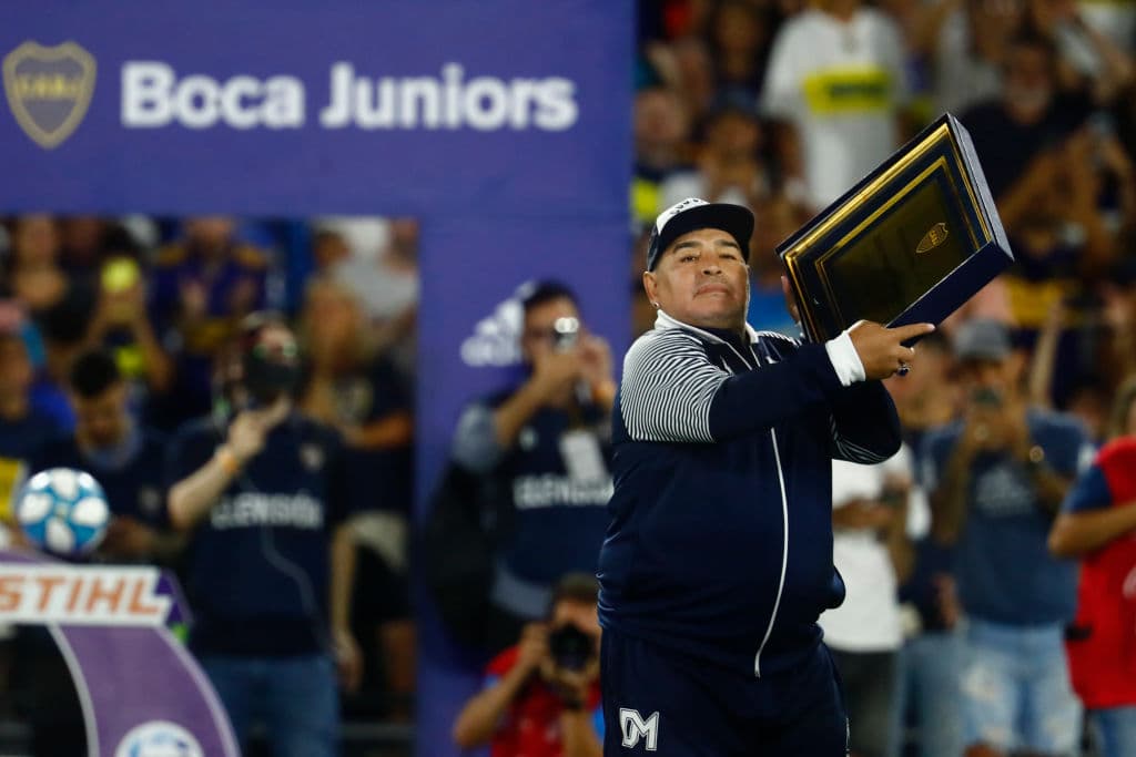 El Diego recibe una placa y la muestra a la afición.