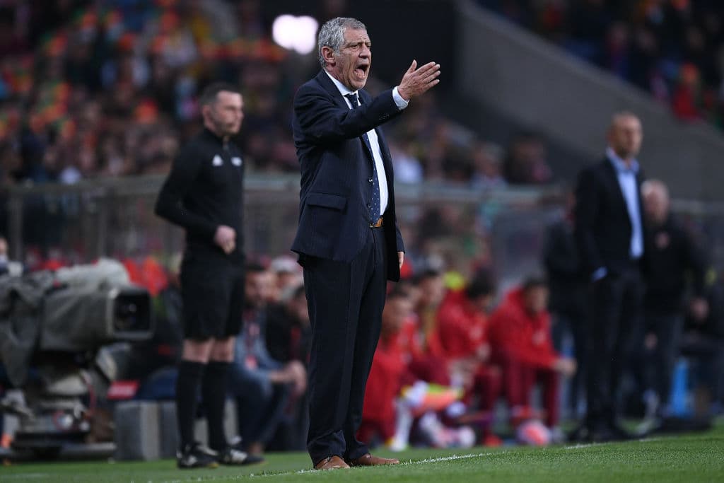 Dos goles de Bruno Fernandes, jugador del Manchester United al igual que Cristiano Ronaldo, sirvieron para que Portugal venciera 2-0 a Macedonia del Norte y sellara su clasificación al Mundial de Qatar 2022.
<br>