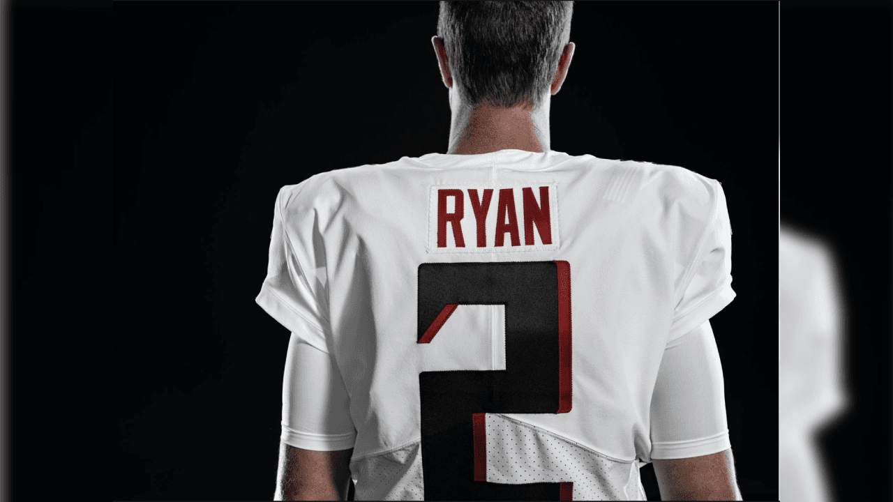 ¡Los Falcons presentan su nueva indumentaria! Con una gran variación en sus uniformes donde se eliminaron líneas en los hombros ahora predominan las tonalidades a un solo color. Así se prepara el equipo de Matt Ryan en la búsqueda de instalarse en otro Super Bowl.
