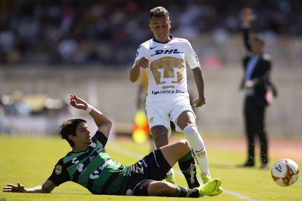 Sin embargo,
<b>no se consolidó en C.U. y tampoco en el Deportivo Toluca ni en América. </b>En Santos juega como defensa lateral.