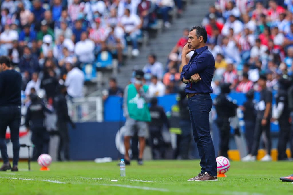 Tras el empate a un gol en el tiempo regular, Puebla se impuso a las Chivas desde los 12 pasos y chocarán con América. La Franja evitó el Clásico Nacional.