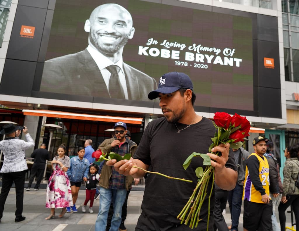 Aficionados se acercaron al Staples Center, entre lagrimas e indredulidad para dejar flores por la muerte de Kobe Bryant.