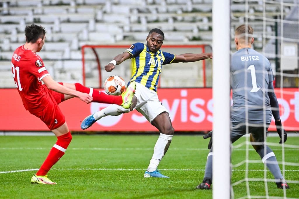 Fenerbahce goleó 3-0 al Royal Antwerp con anotaciones de Yandas, Meyer y Berisha en la fecha cuatro de la UEFA Europa League.