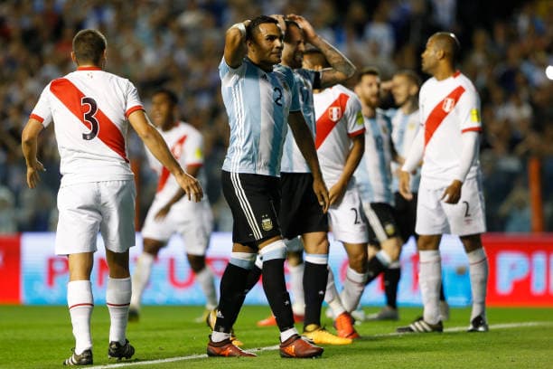 Argentina se estrelló con Perú y tiene pie y medio fuera de Rusia 2018